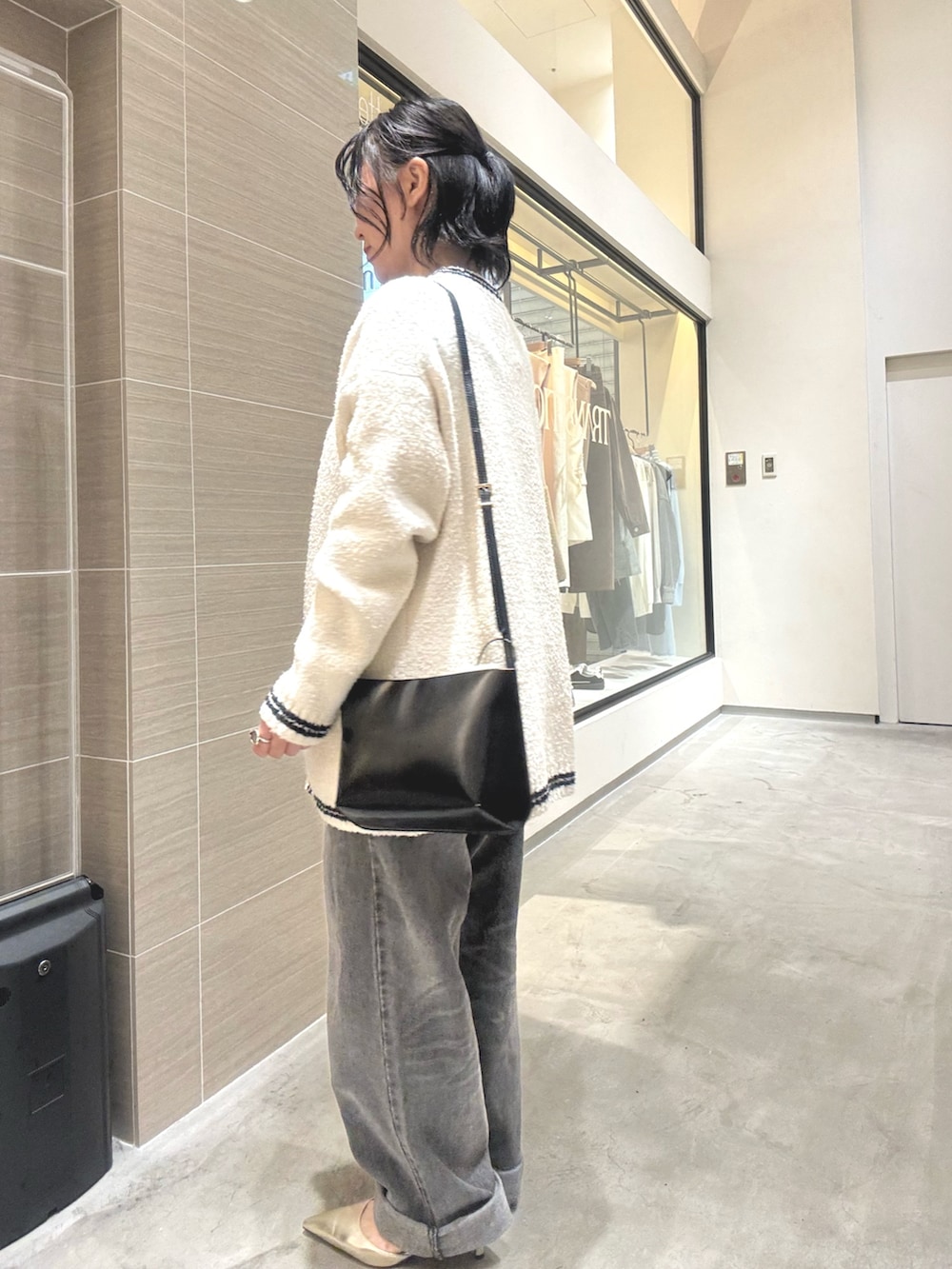 ゴールド系のパンプス、グレー系のつなぎ/オールインワン、ブラック系のショルダーバッグを着用したレディースの夏コーディネートの3枚目の写真