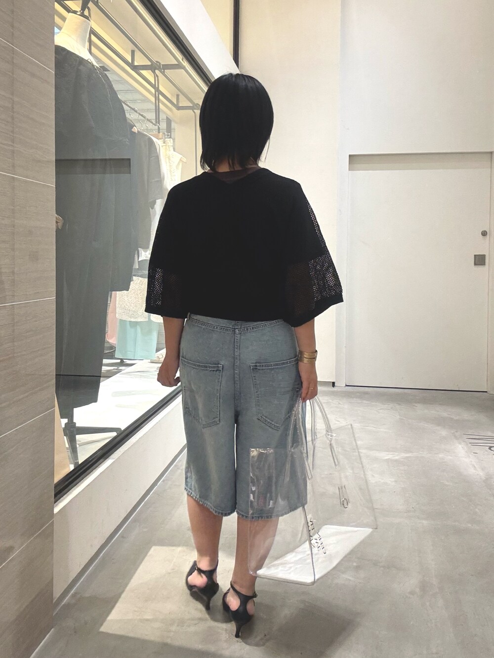 「デニム、デニムパンツ、デニムコーデ、Tシャツ、ロゴT、重ね着、大人カジュアル、大人コーデ、大人女子、40代ファッション、40代」｜「Whim Gazetteの【GEMINI】プリントTEE（Tシャツ/カットソー、ブラウン系）」を使った、take3momさん（骨格ストレート・レディース・149cm）の夏コーディネートの6枚目の写真