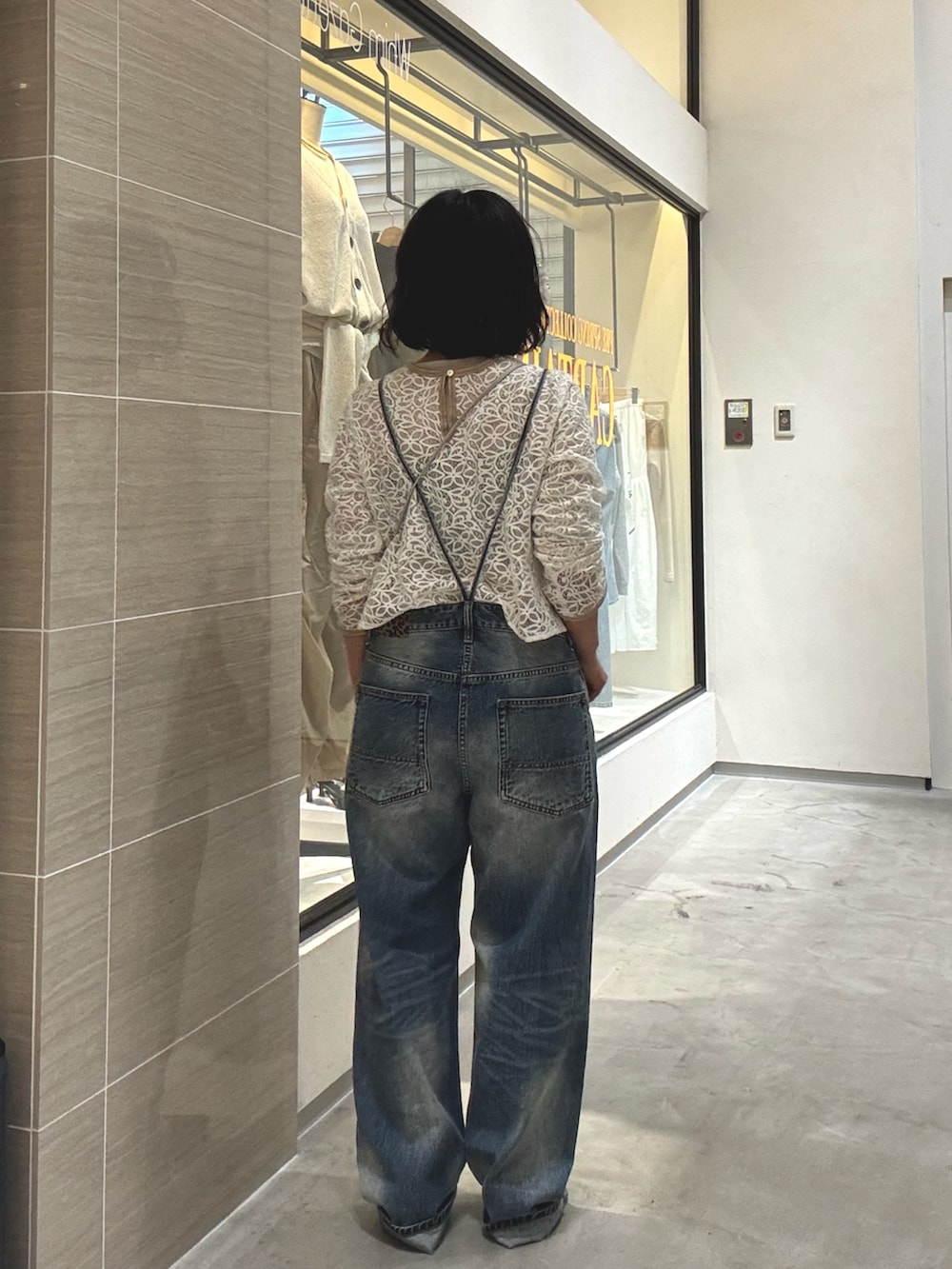 ブルー系のつなぎ/オールインワン、ホワイト系のシャツ/ブラウス、グレー系のショルダーバッグを着用したレディースの冬コーディネートの3枚目の写真