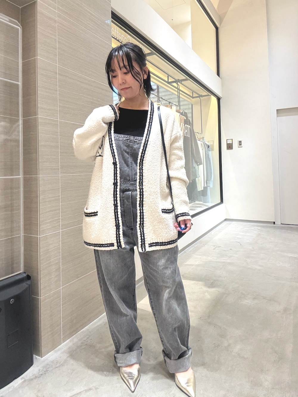 ゴールド系のパンプス、グレー系のつなぎ/オールインワン、ブラック系のショルダーバッグを着用したレディースの夏コーディネートの7枚目の写真