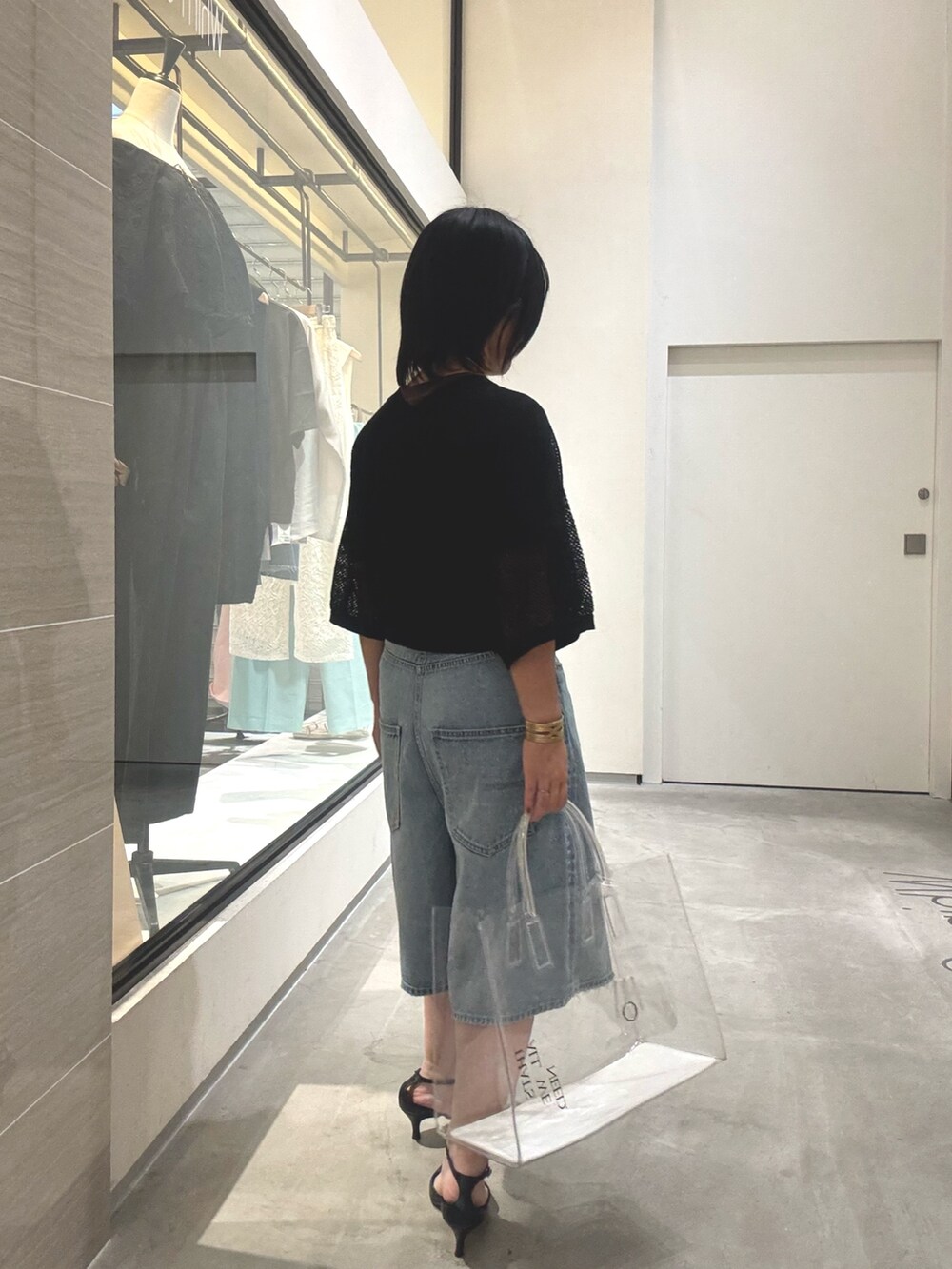 「デニム、デニムパンツ、デニムコーデ、Tシャツ、ロゴT、重ね着、大人カジュアル、大人コーデ、大人女子、40代ファッション、40代」｜「Whim Gazetteの【GEMINI】プリントTEE（Tシャツ/カットソー、ブラウン系）」を使った、take3momさん（骨格ストレート・レディース・149cm）の夏コーディネートの7枚目の写真