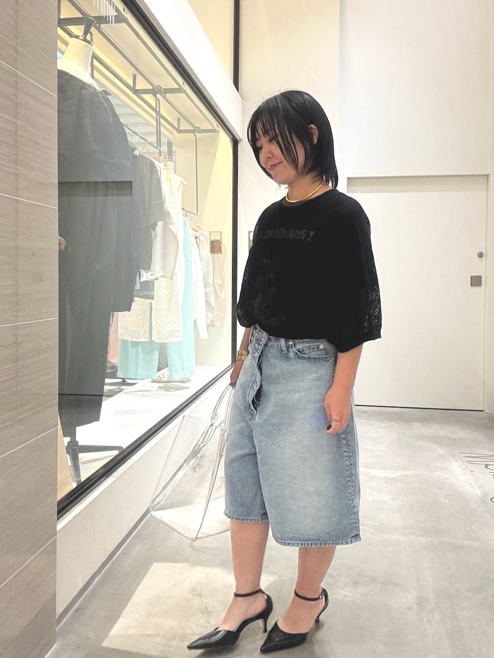 「デニム、デニムパンツ、デニムコーデ、Tシャツ、ロゴT、重ね着、大人カジュアル、大人コーデ、大人女子、40代ファッション、40代」｜「Whim Gazetteの【GEMINI】プリントTEE（Tシャツ/カットソー、ブラウン系）」を使った、take3momさん（骨格ストレート・レディース・149cm）の夏コーディネートの4枚目の写真