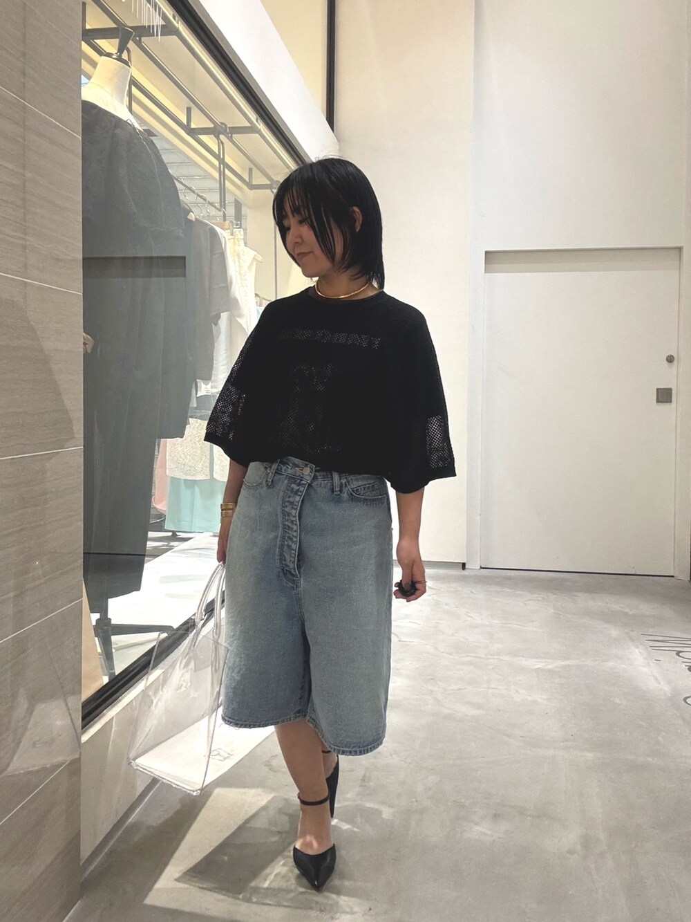 「デニム、デニムパンツ、デニムコーデ、Tシャツ、ロゴT、重ね着、大人カジュアル、大人コーデ、大人女子、40代ファッション、40代」｜「Whim Gazetteの【GEMINI】プリントTEE（Tシャツ/カットソー、ブラウン系）」を使った、take3momさん（骨格ストレート・レディース・149cm）の夏コーディネートの9枚目の写真