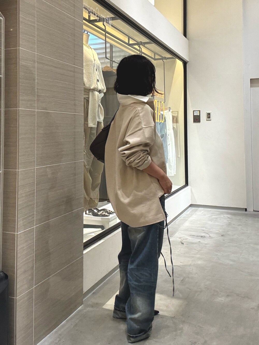 ベージュ系のTシャツ/カットソー、ブルー系のつなぎ/オールインワン、ブラウン系のパンプスを着用したレディースの冬コーディネートの6枚目の写真