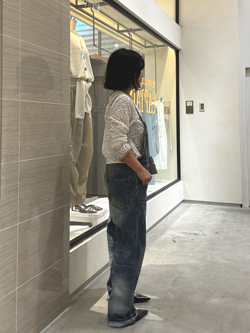 ブルー系のつなぎ/オールインワン、ホワイト系のシャツ/ブラウス、グレー系のショルダーバッグを着用したレディースの冬コーディネートの4枚目の写真