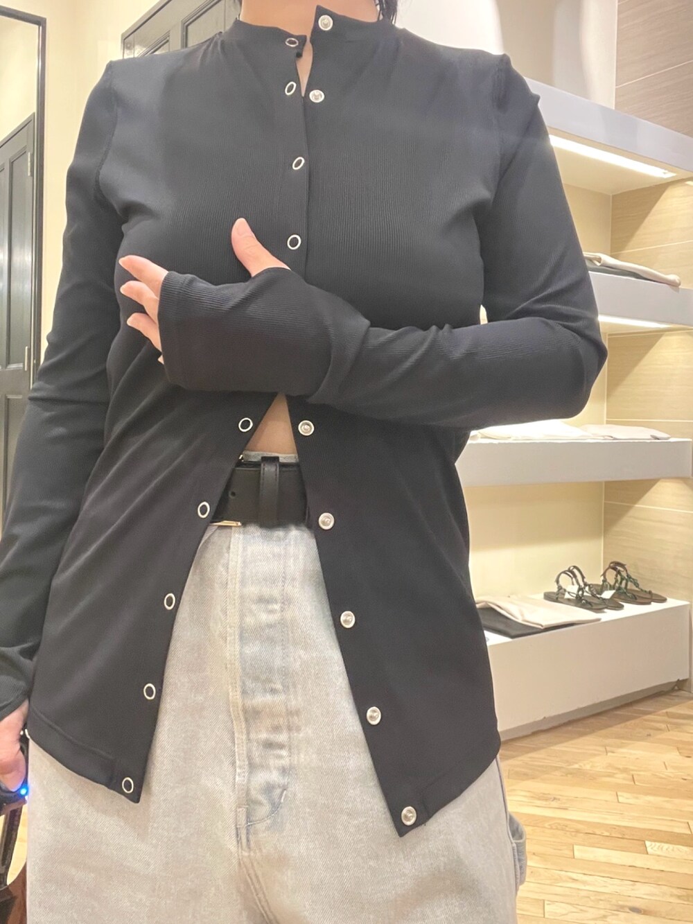 「スイムウェア、水着、水着コーデ、水着スタイル、デニム、デニムパンツ、デニムコーデ、40代ファッション、40代、40代女性、40代コーデ」｜「Whim Gazetteの＜水着＞ラッシュガードカーディガン（ラッシュガード、ブラック系）」を使った、take3momさん（骨格ストレート・レディース・149cm）の春コーディネートの4枚目の写真