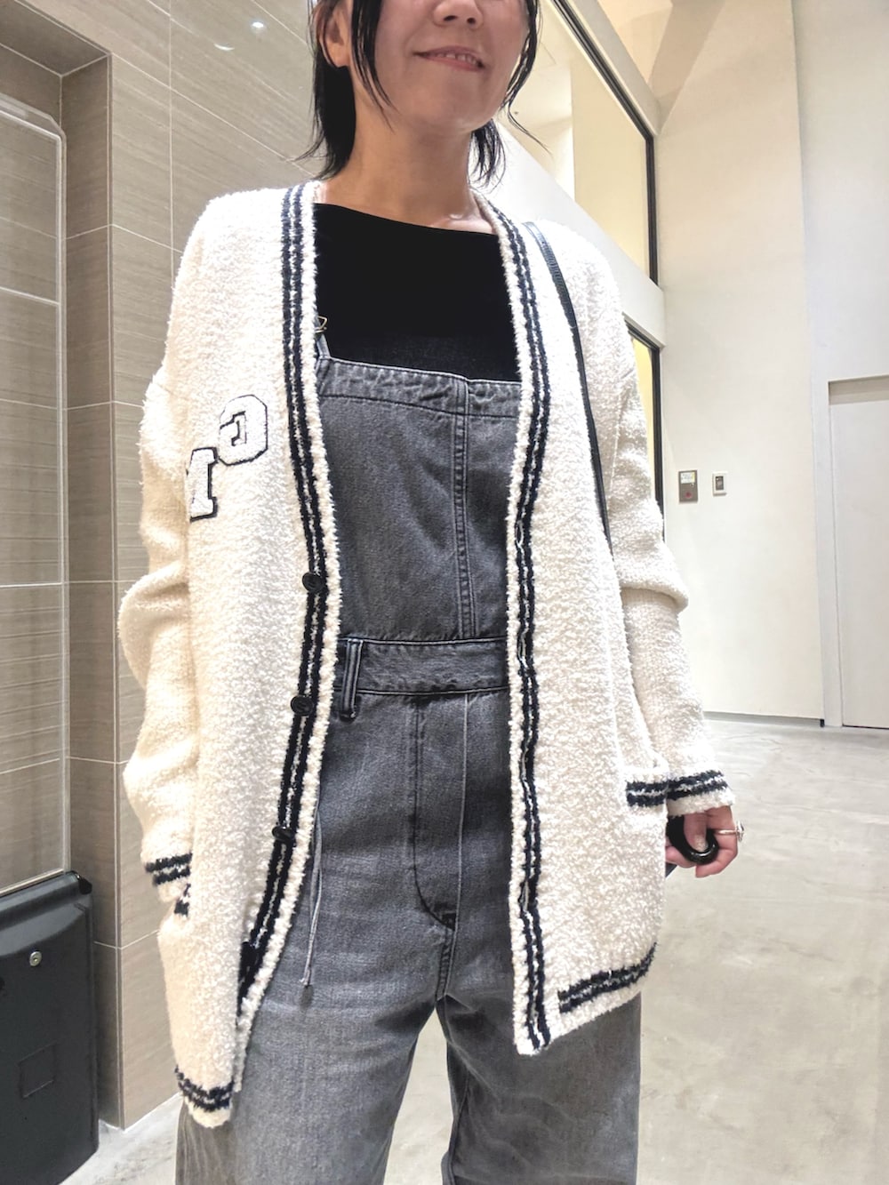 ゴールド系のパンプス、グレー系のつなぎ/オールインワン、ブラック系のショルダーバッグを着用したレディースの夏コーディネートの8枚目の写真