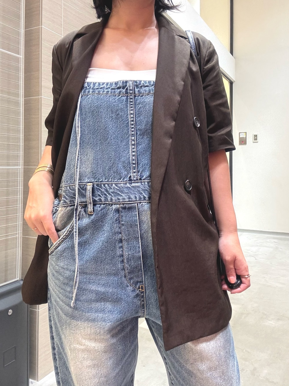 「デニム、ジャケット、ジャケットスタイル、ジャケットコーデ、オールインワン、大人カジュアル、大人コーデ、大人女子、40代ファッション、40代、ママコーデ、ママファッション」｜「Whim Gazetteのオックスダブルハーフスリーブジャケット（テーラードジャケット、ブラウン系）」を使った、take3momさん（骨格ストレート・レディース・149cm）の夏コーディネートの9枚目の写真
