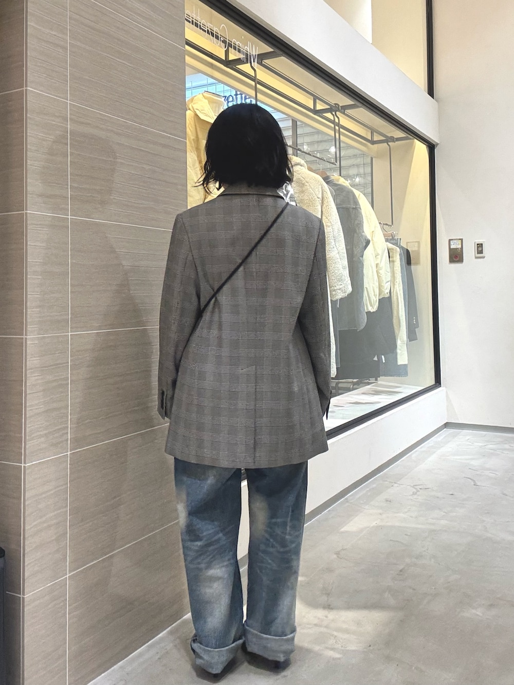 ブラック系のパンプス、ブルー系のつなぎ/オールインワン、ブラック系のショルダーバッグを着用したレディースの秋コーディネートの3枚目の写真