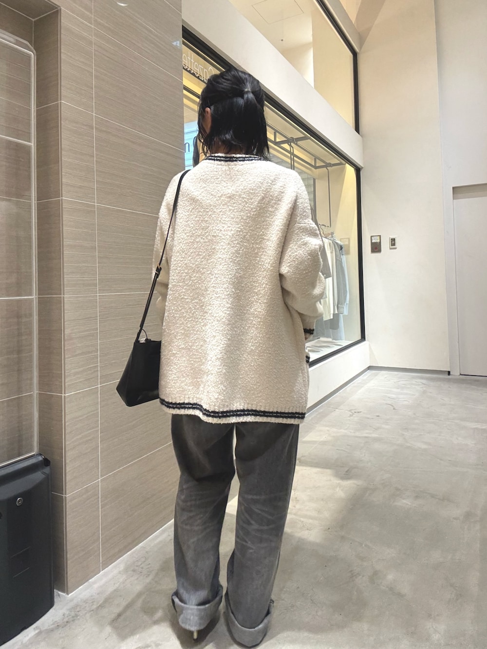 ゴールド系のパンプス、グレー系のつなぎ/オールインワン、ブラック系のショルダーバッグを着用したレディースの夏コーディネートの5枚目の写真