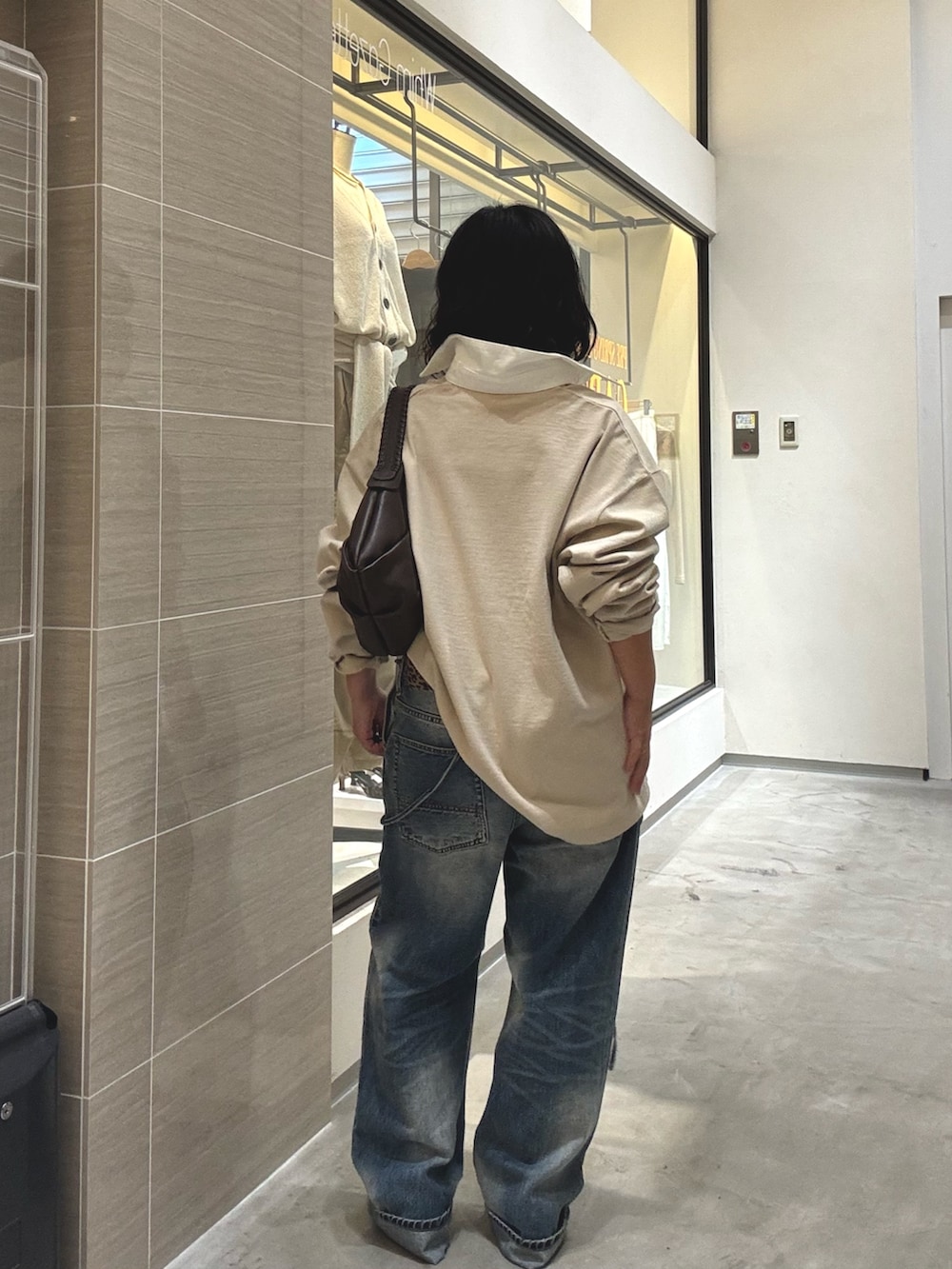 ベージュ系のTシャツ/カットソー、ブルー系のつなぎ/オールインワン、ブラウン系のパンプスを着用したレディースの冬コーディネートの4枚目の写真