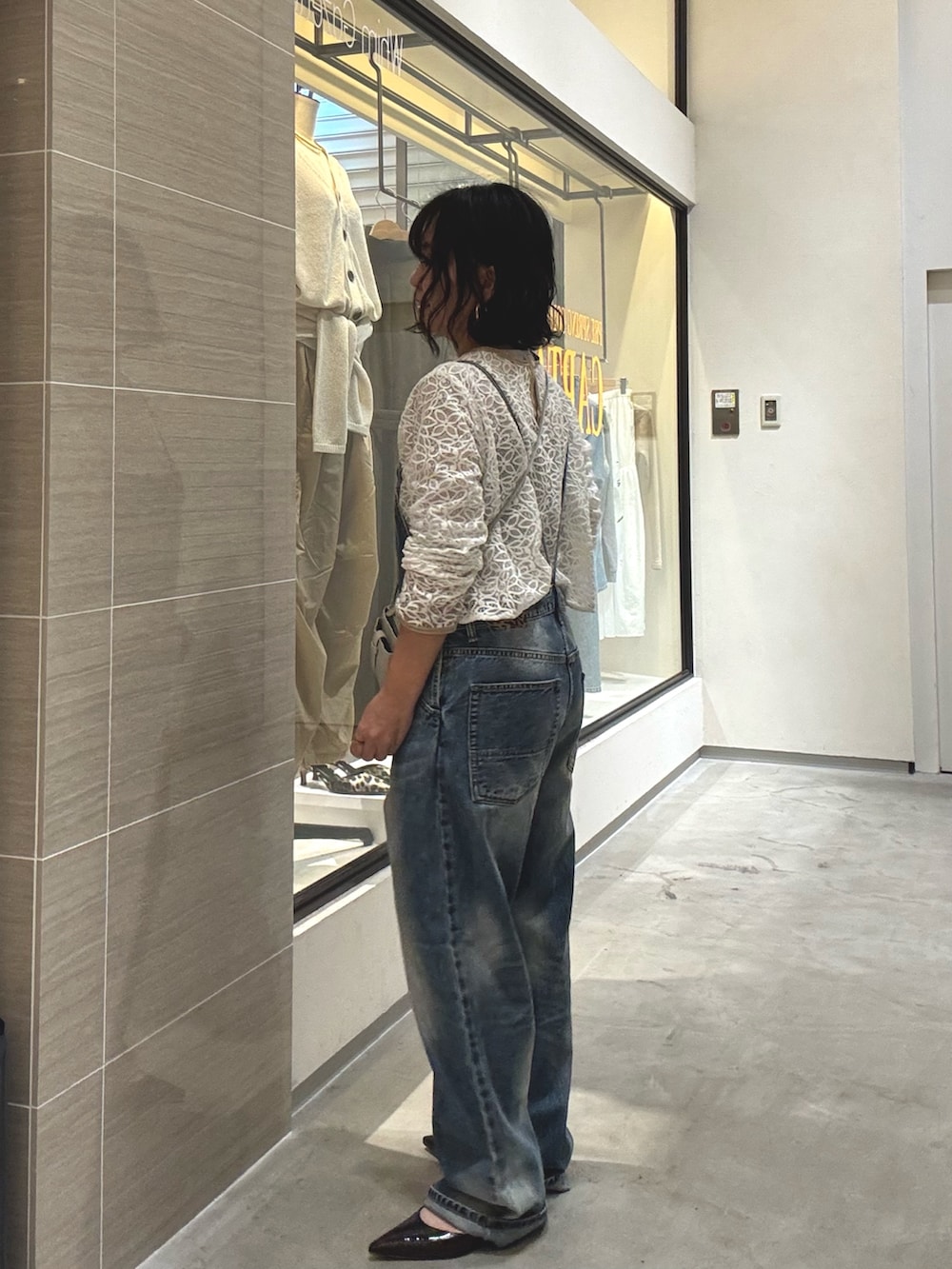 ブルー系のつなぎ/オールインワン、ホワイト系のシャツ/ブラウス、グレー系のショルダーバッグを着用したレディースの冬コーディネートの2枚目の写真