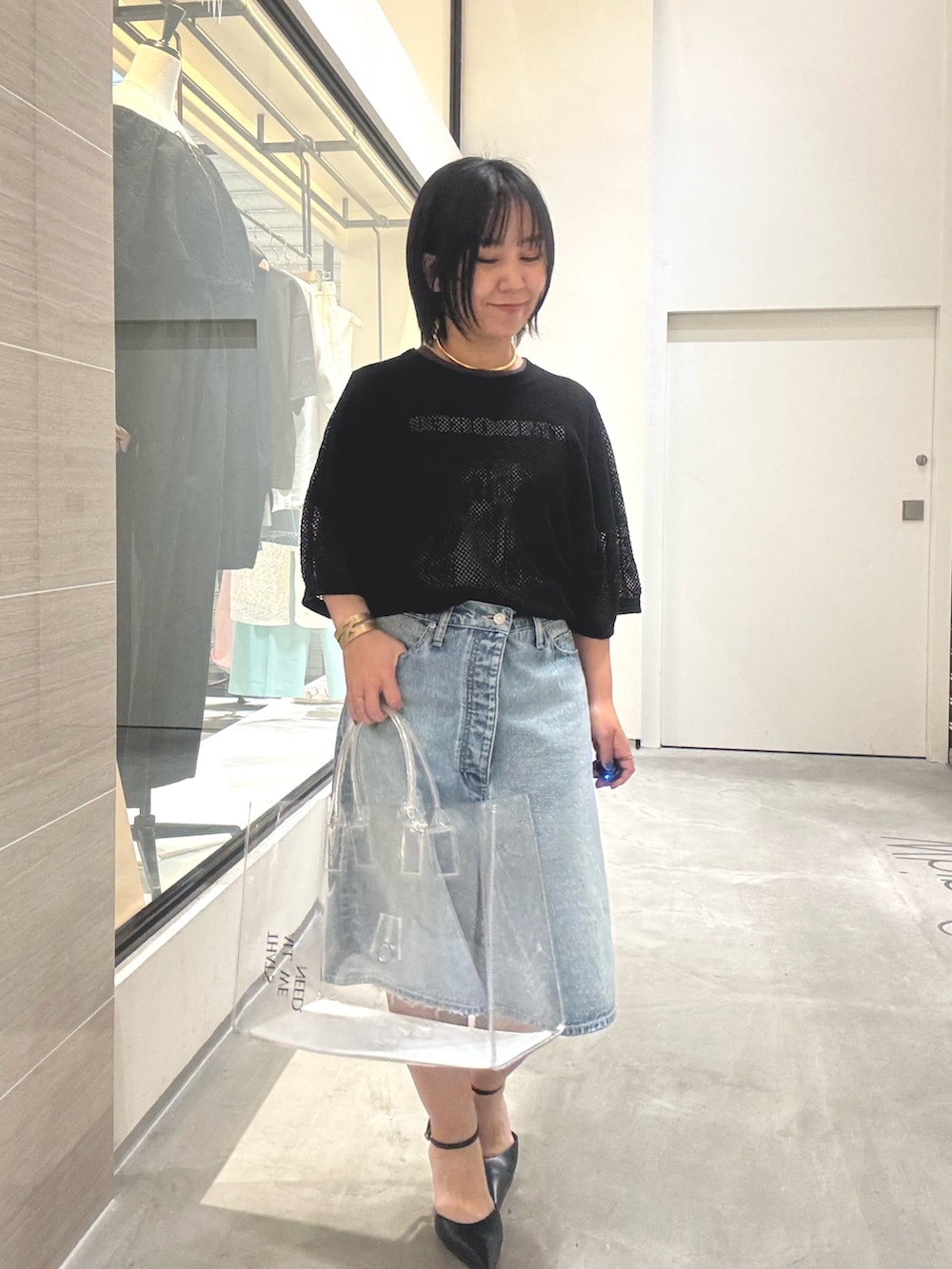 「デニム、デニムパンツ、デニムコーデ、Tシャツ、ロゴT、重ね着、大人カジュアル、大人コーデ、大人女子、40代ファッション、40代」｜「Whim Gazetteの【GEMINI】プリントTEE（Tシャツ/カットソー、ブラウン系）」を使った、take3momさん（骨格ストレート・レディース・149cm）の夏コーディネートの2枚目の写真