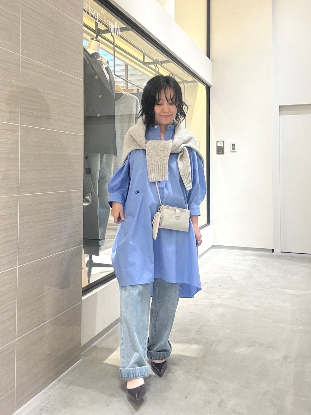 ブルー系のデニムパンツ、ブルー系のシャツ/ブラウス、グレー系のカーディガン/ボレロを着用したレディースの春コーディネートの9枚目の写真