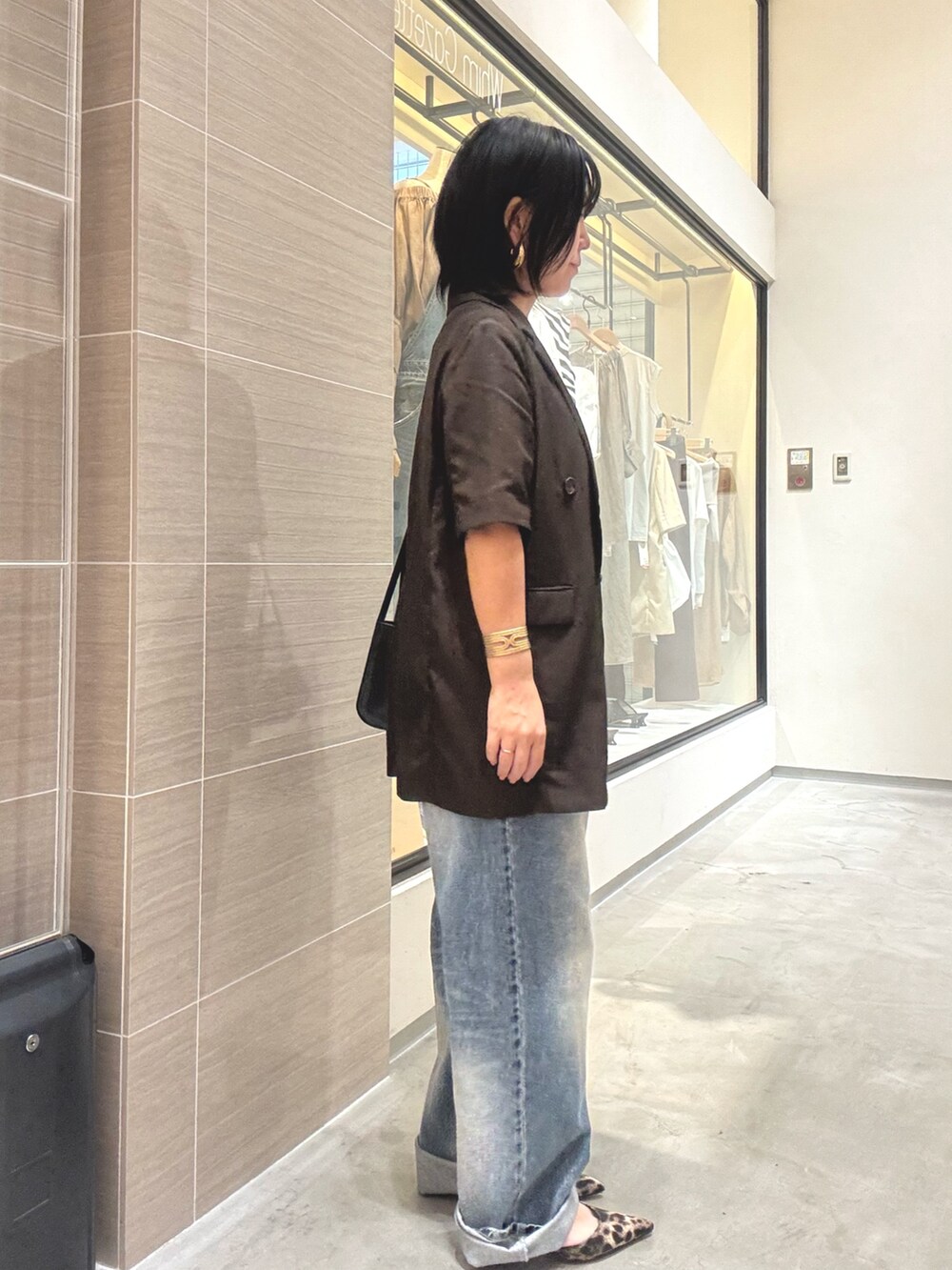 「デニム、ジャケット、ジャケットスタイル、ジャケットコーデ、オールインワン、大人カジュアル、大人コーデ、大人女子、40代ファッション、40代、ママコーデ、ママファッション」｜「Whim Gazetteのオックスダブルハーフスリーブジャケット（テーラードジャケット、ブラウン系）」を使った、take3momさん（骨格ストレート・レディース・149cm）の夏コーディネートの6枚目の写真
