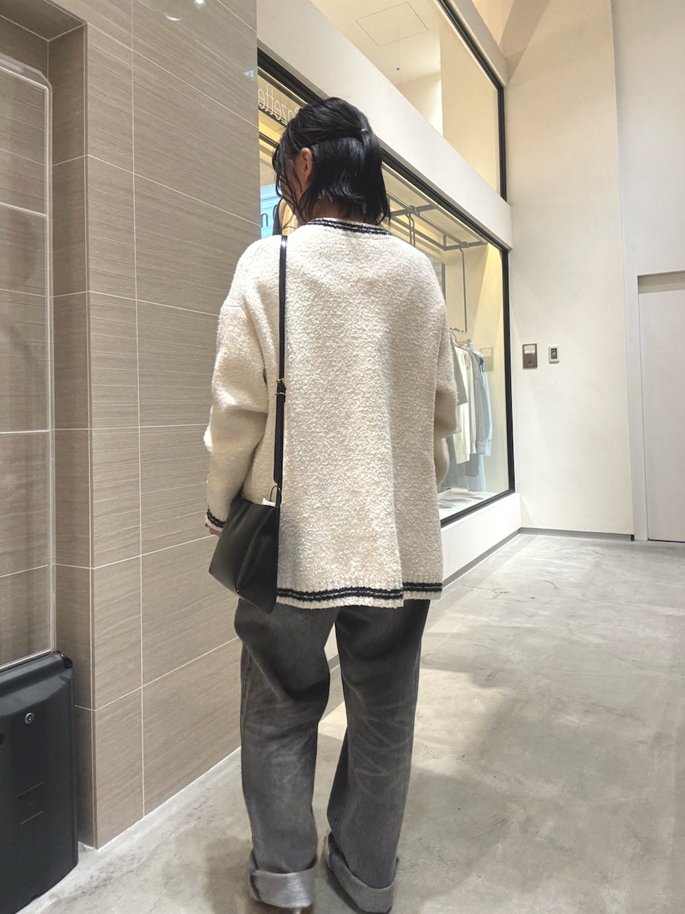 ゴールド系のパンプス、グレー系のつなぎ/オールインワン、ブラック系のショルダーバッグを着用したレディースの夏コーディネートの4枚目の写真