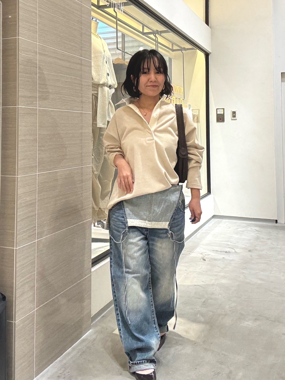 ベージュ系のTシャツ/カットソー、ブルー系のつなぎ/オールインワン、ブラウン系のパンプスを着用したレディースの冬コーディネートの8枚目の写真