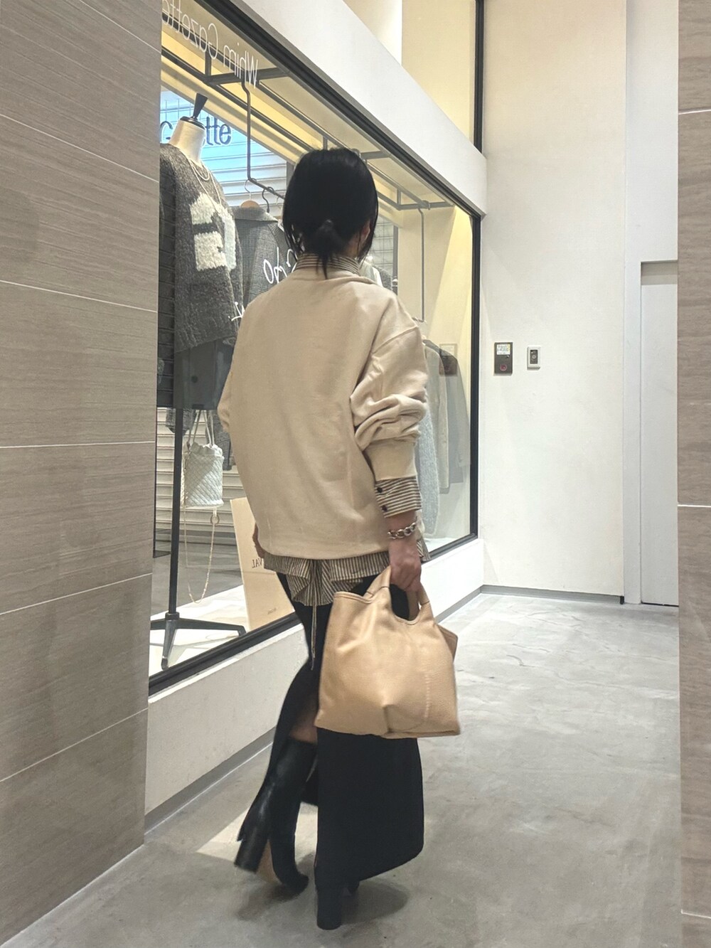 ホワイト系のスウェット、イエロー系のシャツ/ブラウス、ブラック系のブーツを着用したレディースの秋コーディネートの4枚目の写真