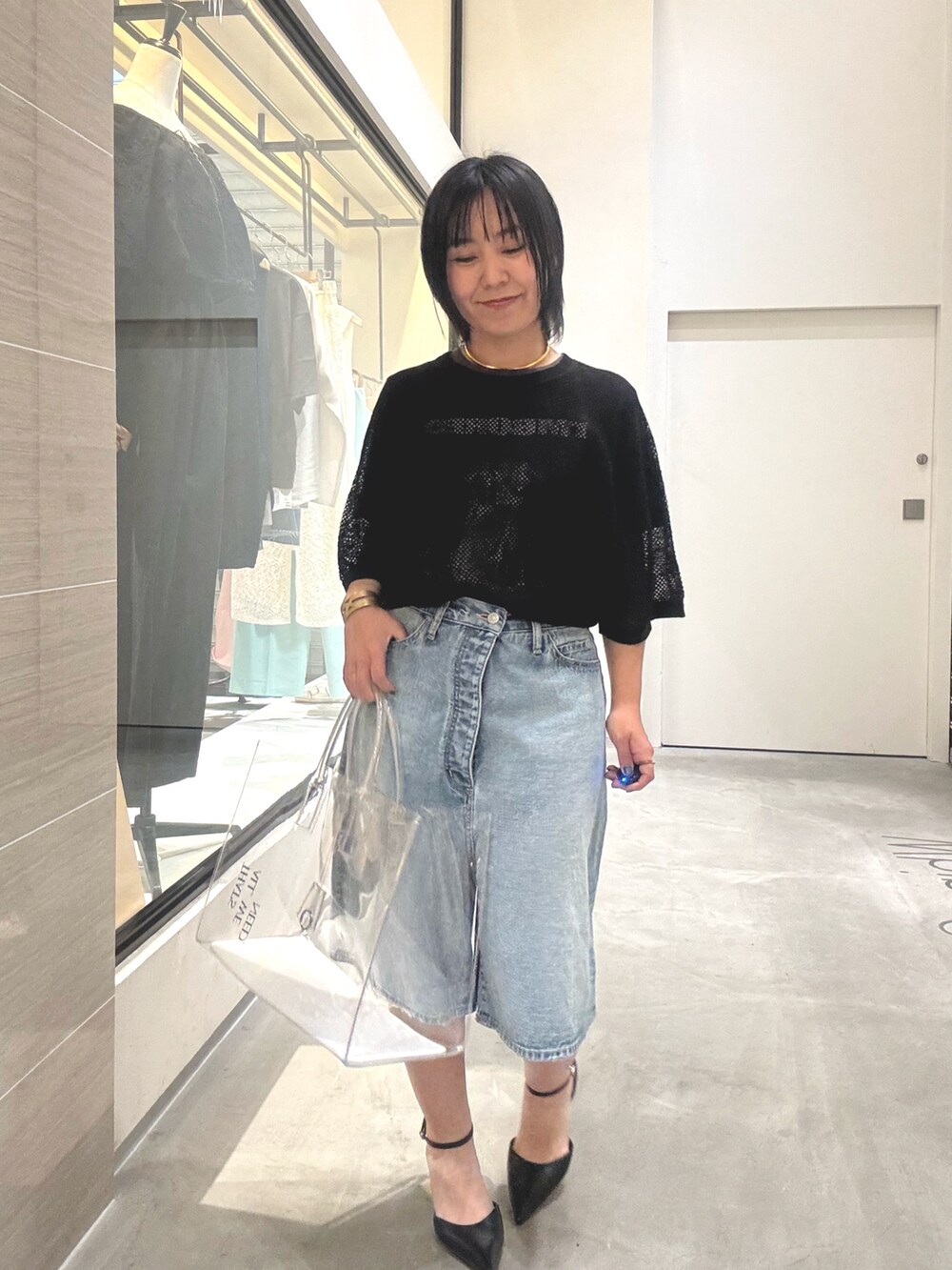 「デニム、デニムパンツ、デニムコーデ、Tシャツ、ロゴT、重ね着、大人カジュアル、大人コーデ、大人女子、40代ファッション、40代」｜「Whim Gazetteの【GEMINI】プリントTEE（Tシャツ/カットソー、ブラウン系）」を使った、take3momさん（骨格ストレート・レディース・149cm）の夏コーディネートの3枚目の写真