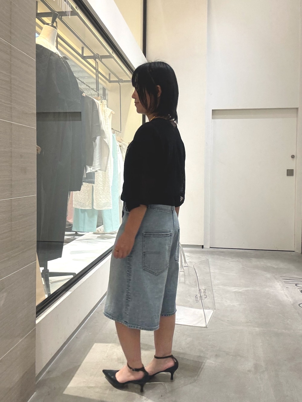 「デニム、デニムパンツ、デニムコーデ、Tシャツ、ロゴT、重ね着、大人カジュアル、大人コーデ、大人女子、40代ファッション、40代」｜「Whim Gazetteの【GEMINI】プリントTEE（Tシャツ/カットソー、ブラウン系）」を使った、take3momさん（骨格ストレート・レディース・149cm）の夏コーディネートの5枚目の写真