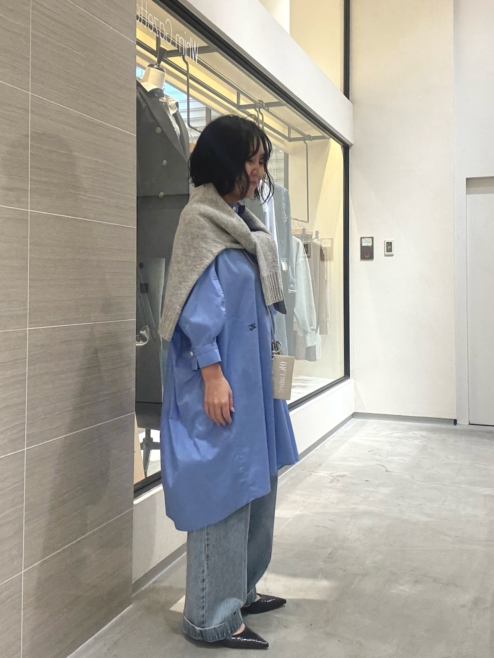 ブルー系のデニムパンツ、ブルー系のシャツ/ブラウス、グレー系のカーディガン/ボレロを着用したレディースの春コーディネートの7枚目の写真