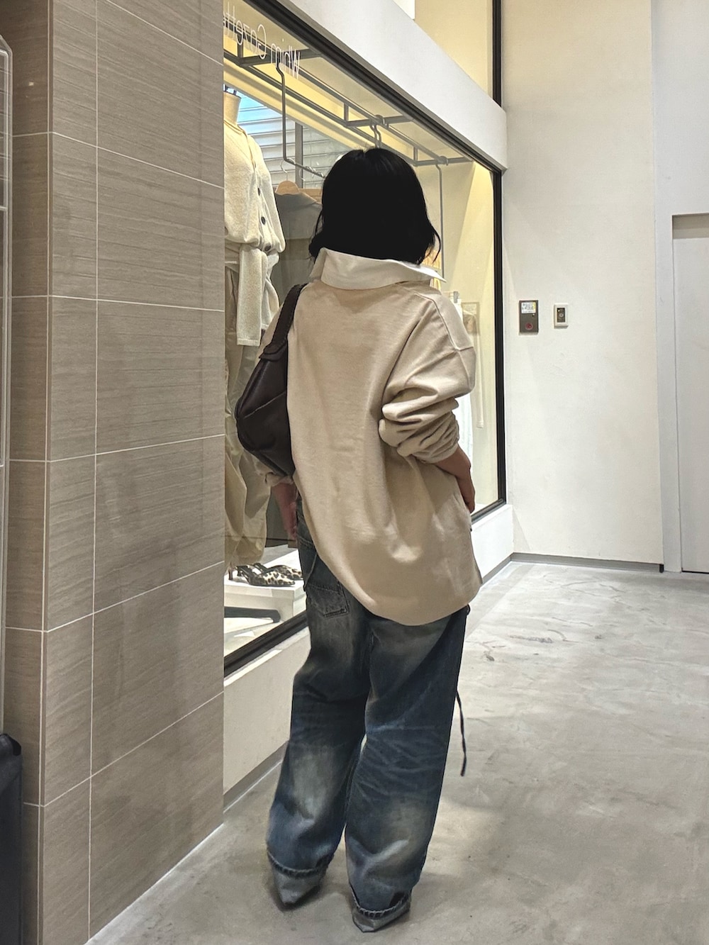 ベージュ系のTシャツ/カットソー、ブルー系のつなぎ/オールインワン、ブラウン系のパンプスを着用したレディースの冬コーディネートの5枚目の写真