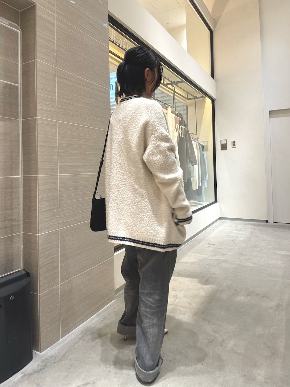 ゴールド系のパンプス、グレー系のつなぎ/オールインワン、ブラック系のショルダーバッグを着用したレディースの夏コーディネートの6枚目の写真