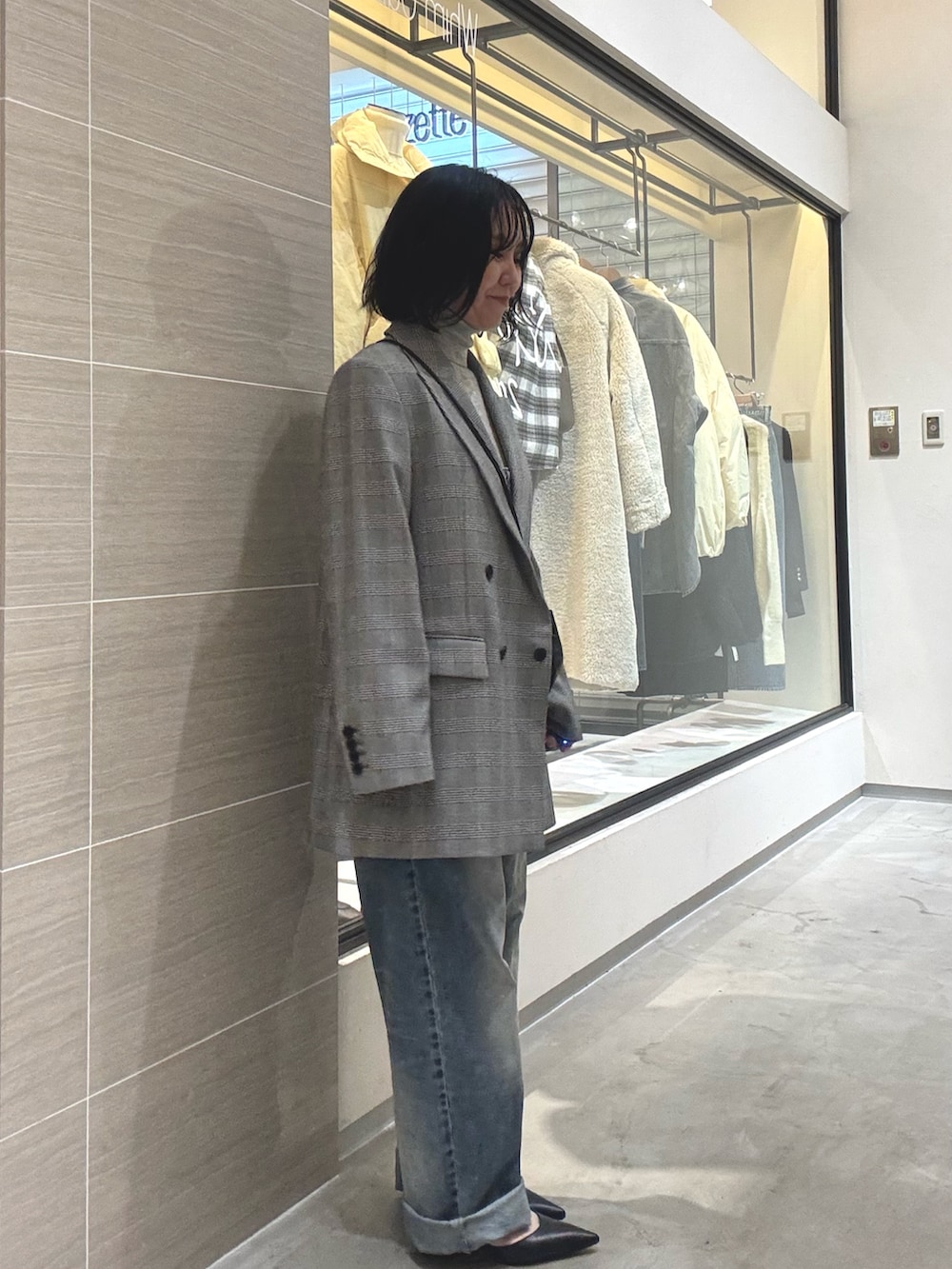 ブラック系のパンプス、ブルー系のつなぎ/オールインワン、ブラック系のショルダーバッグを着用したレディースの秋コーディネートの5枚目の写真