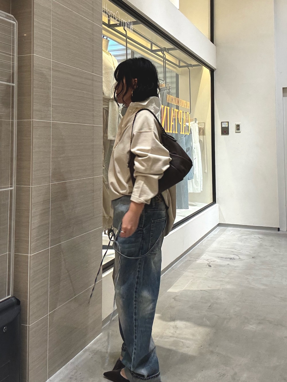 ベージュ系のTシャツ/カットソー、ブルー系のつなぎ/オールインワン、ブラウン系のパンプスを着用したレディースの冬コーディネートの3枚目の写真