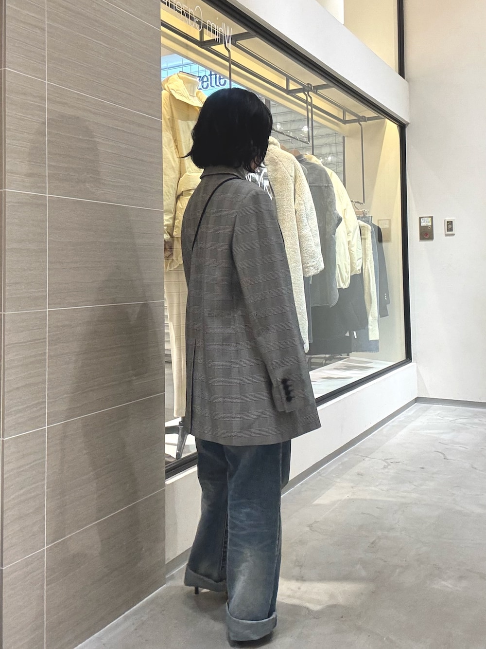 ブラック系のパンプス、ブルー系のつなぎ/オールインワン、ブラック系のショルダーバッグを着用したレディースの秋コーディネートの4枚目の写真