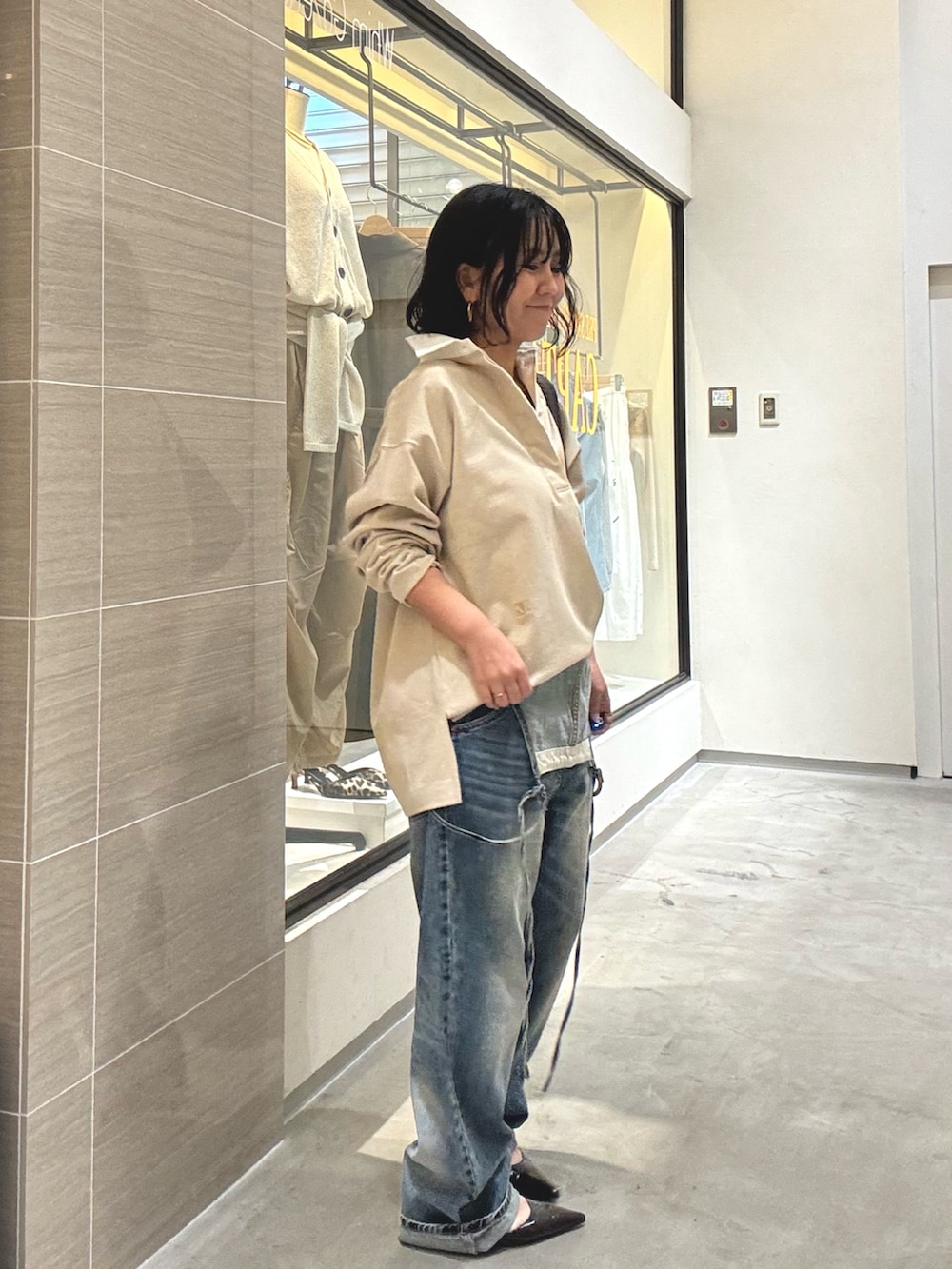 ベージュ系のTシャツ/カットソー、ブルー系のつなぎ/オールインワン、ブラウン系のパンプスを着用したレディースの冬コーディネートの7枚目の写真