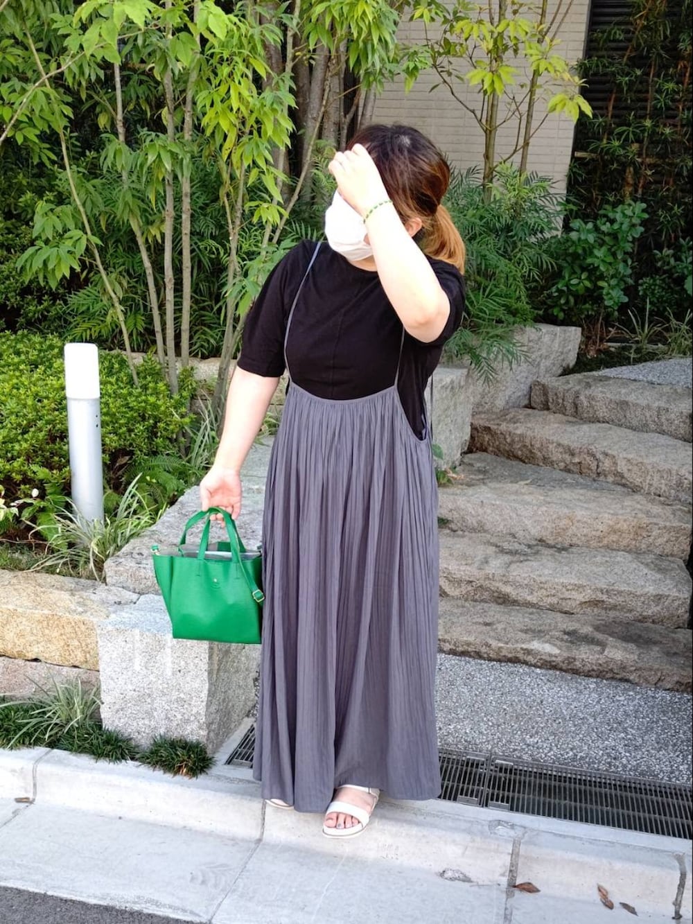 ブラック系のTシャツ/カットソー、グレー系のワンピース、グリーン系のショルダーバッグを着用したレディースの夏コーディネートの2枚目の写真