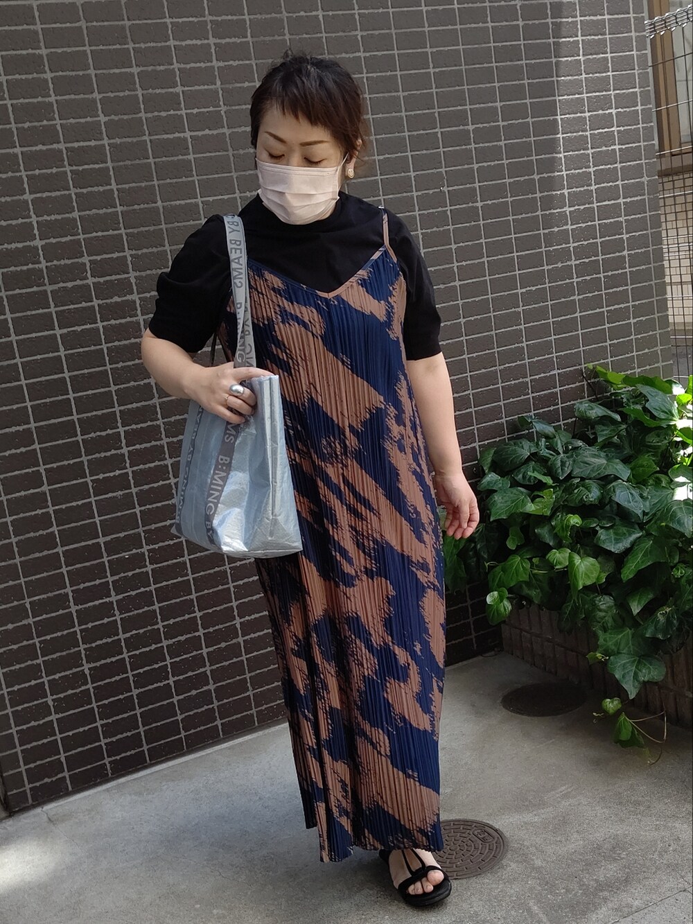 ブラウン系のワンピース、ブラック系のTシャツ/カットソー、その他のトートバッグを着用したレディースの夏コーディネートの2枚目の写真