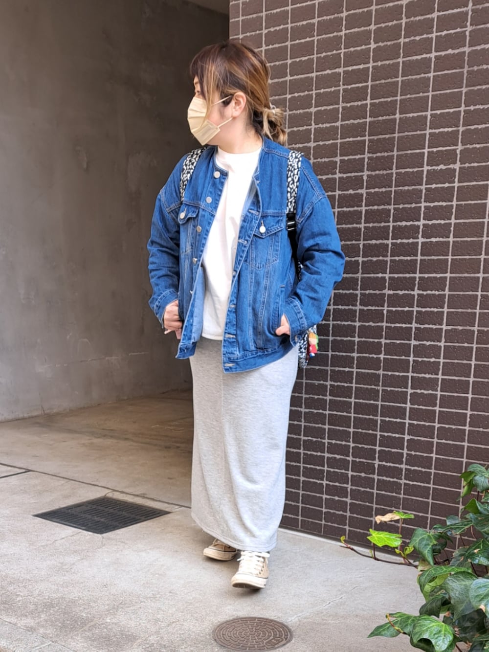 ホワイト系のTシャツ/カットソー、ブルー系のデニムジャケット、グレー系のスカートを着用したレディースの春コーディネートの2枚目の写真