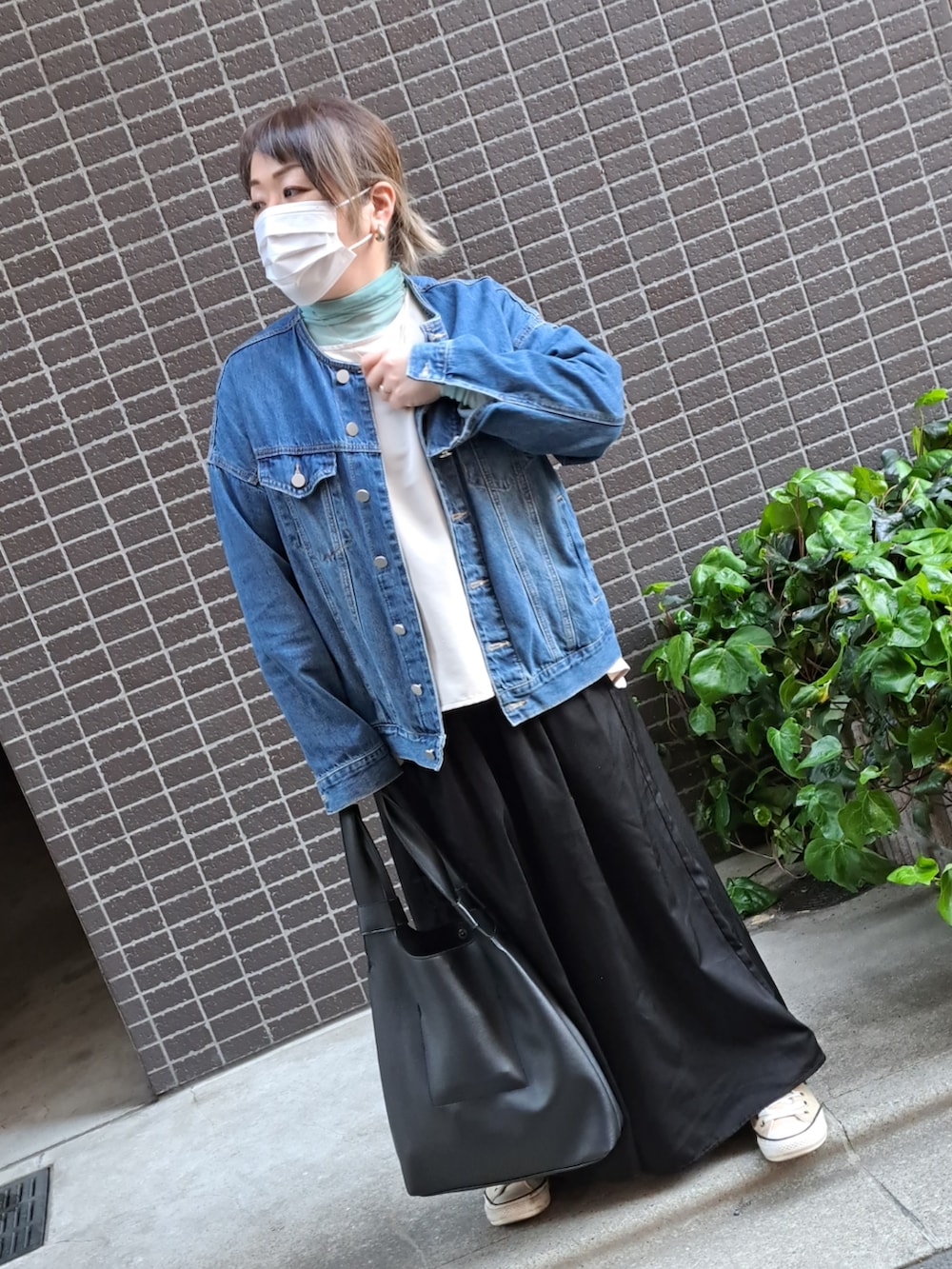 ホワイト系のシャツ/ブラウス、ブルー系のTシャツ/カットソー、ブルー系のデニムジャケットを着用したレディースの春コーディネートの2枚目の写真