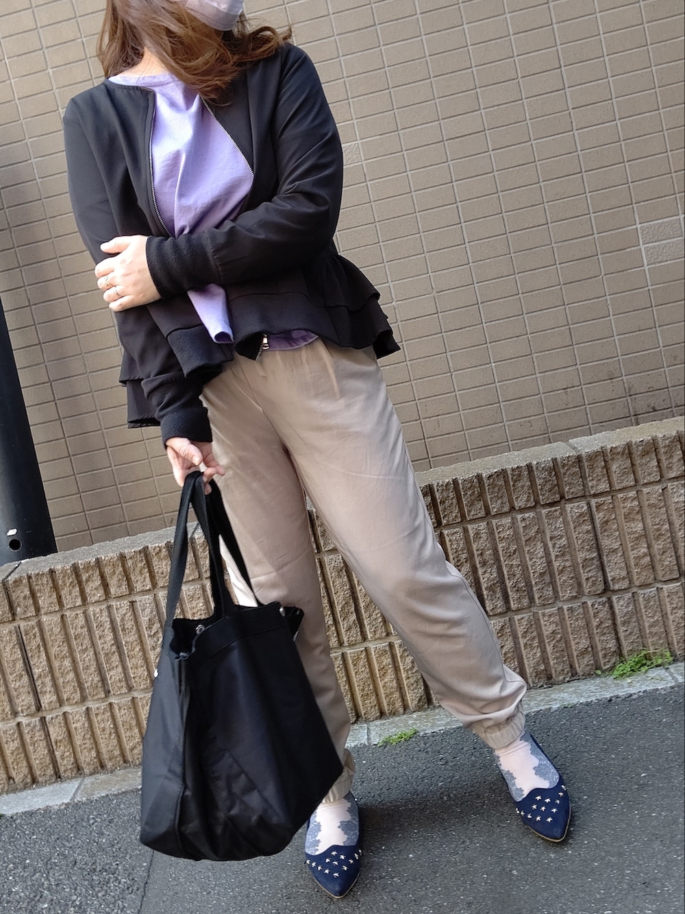 ブラック系のバッグ、ベージュ系のその他パンツ、ブルー系のパンプスを着用したレディースの春コーディネートの2枚目の写真