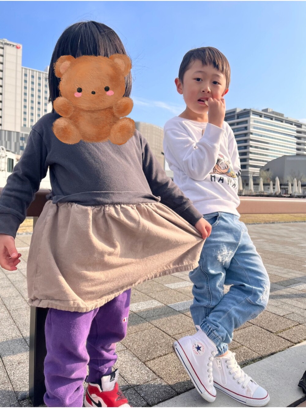 イエロー系のナイロンジャケット、ブルー系のデニムパンツ、ホワイト系のスニーカーを着用したレディースの春コーディネートの3枚目の写真