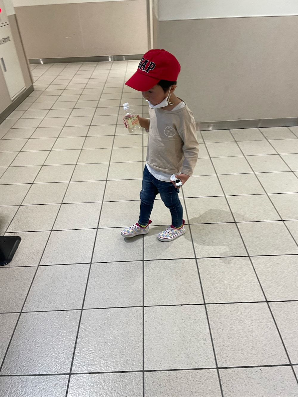 ベージュ系のTシャツ/カットソー、ブルー系のデニムパンツ、その他のスニーカーを着用したレディースの秋コーディネートの4枚目の写真