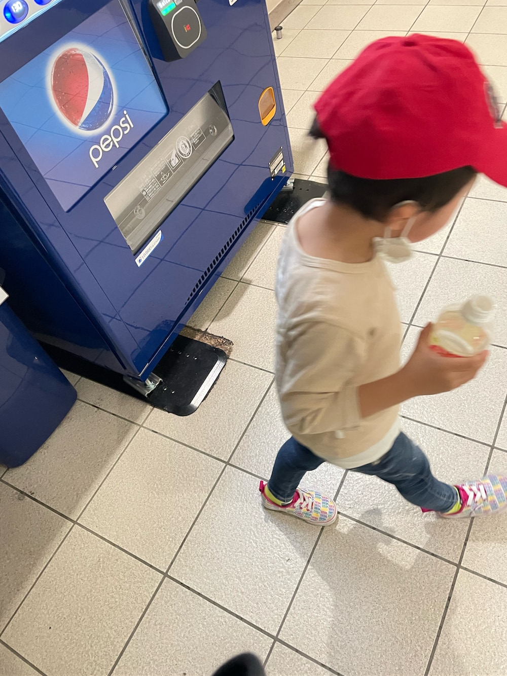 ベージュ系のTシャツ/カットソー、ブルー系のデニムパンツ、その他のスニーカーを着用したレディースの秋コーディネートの2枚目の写真