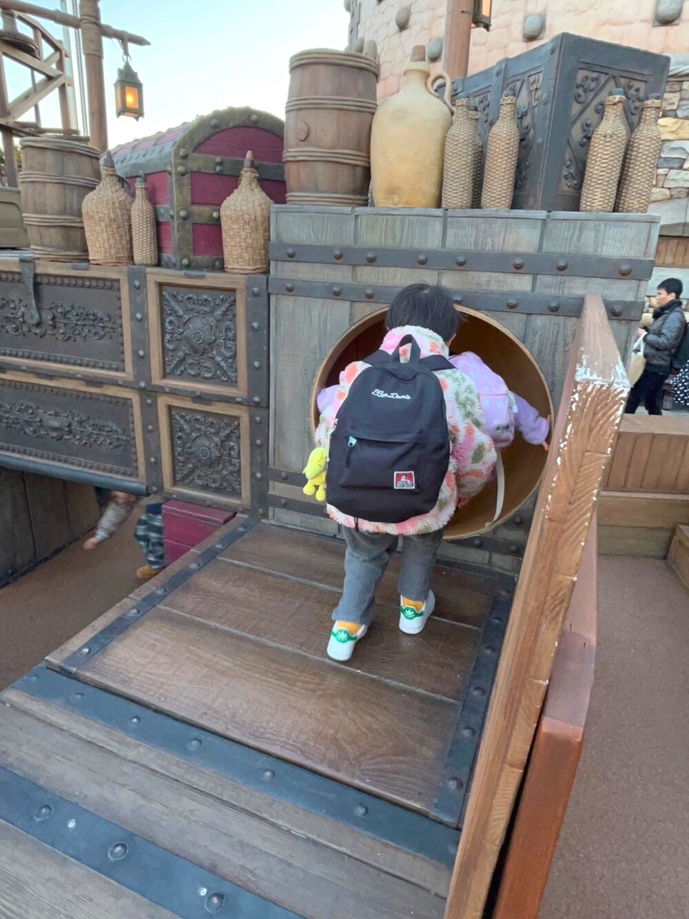 ピンク系のブルゾン、グレー系のスウェットパンツ、ホワイト系のスニーカーを着用したレディースの冬コーディネートの2枚目の写真