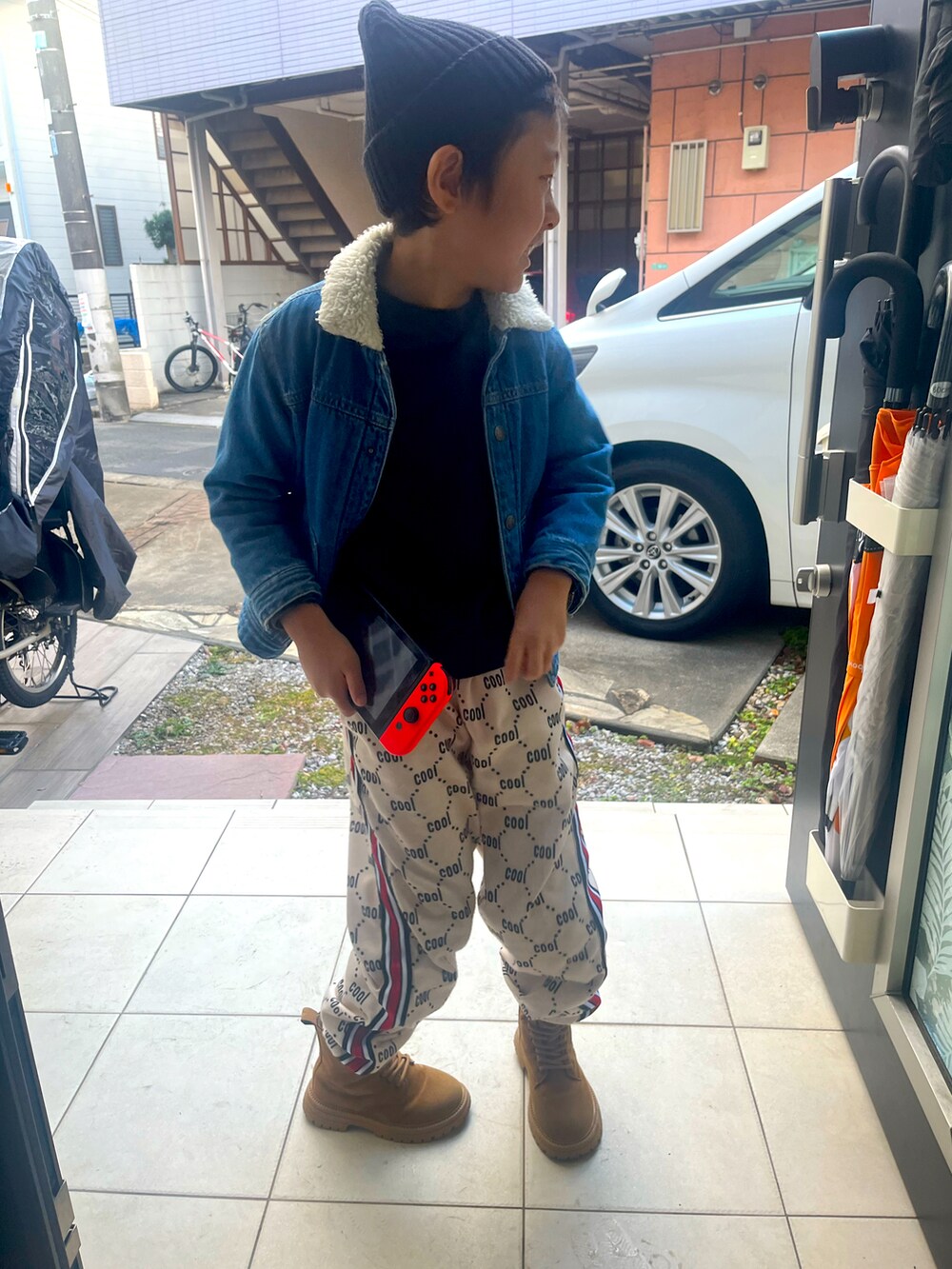 ブルー系のデニムジャケット、ベージュ系のその他パンツ、ブラウン系のブーツを着用したレディースの冬コーディネートの2枚目の写真