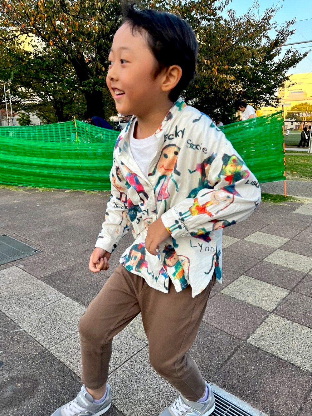 ブルー系のエコバッグ/サブバッグ、ホワイト系のシャツ/ブラウス、ブラウン系のチノパンツを着用したレディースの冬コーディネートの3枚目の写真