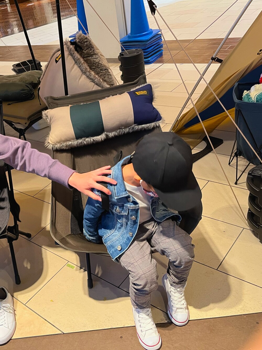 ブルー系のデニムジャケット、グレー系のパンツ、ホワイト系のスニーカーを着用したレディースの春コーディネートの2枚目の写真