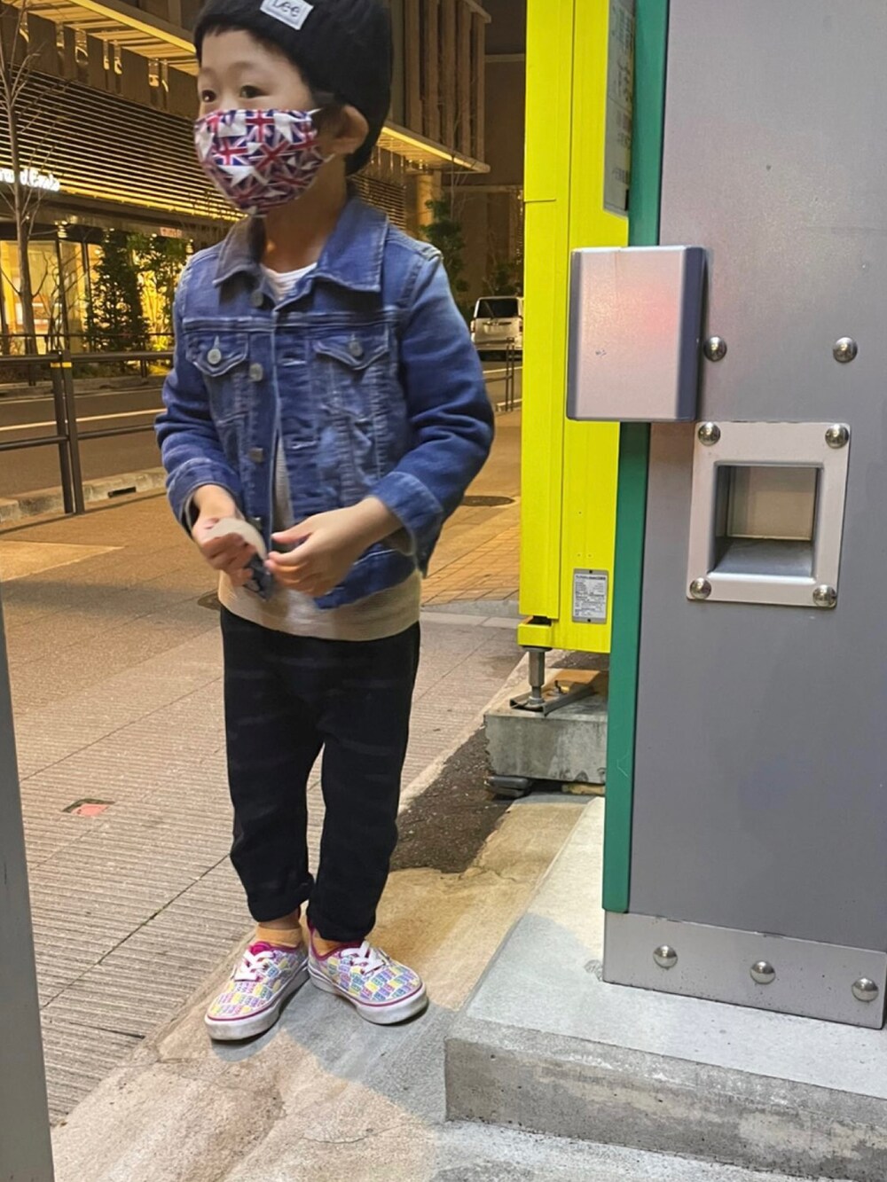 ブルー系のデニムジャケット、ベージュ系のTシャツ/カットソー、ブラック系のパンツを着用したレディースの秋コーディネートの2枚目の写真