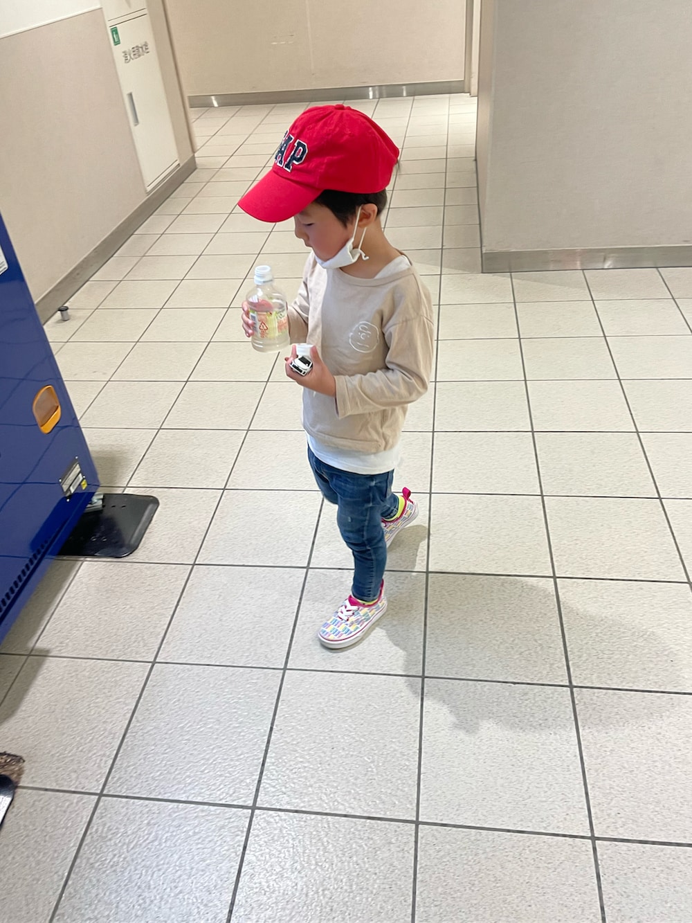 ベージュ系のTシャツ/カットソー、ブルー系のデニムパンツ、その他のスニーカーを着用したレディースの秋コーディネートの3枚目の写真