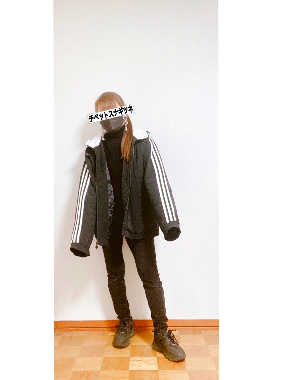 「WEARハロウィン2022、adidas、秋のコーデ、3本ライン、古着、古着コーデ、パンツコーデ、ゆるコーデ、スニーカーコーデ、カジュアル、ハイネックニット、モノトーン、ブラック」｜「UNIQLOのアイテム（パンツ、ブラック系）」を使った、チベット砂ぎつねさん（レディース・153cm）の秋コーディネートの2枚目の写真