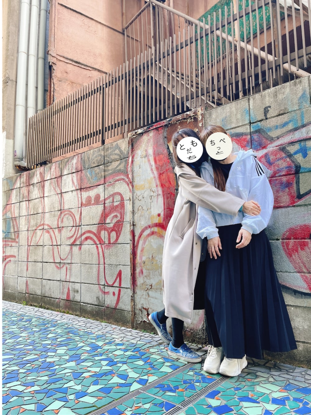 「春服、カジュアルコーデ、ラフコーデ、モノトーン、白スニーカー、プリーツスカート、ナイロンジャケット、ナイロンパーカー、adidas、スポーツミックス、春服デビュー宣言」｜「PAGEBOYのSETUPプリーツスカート（スカート、ブラック系）」を使った、チベット砂ぎつねさん（レディース・153cm）の春コーディネートの2枚目の写真