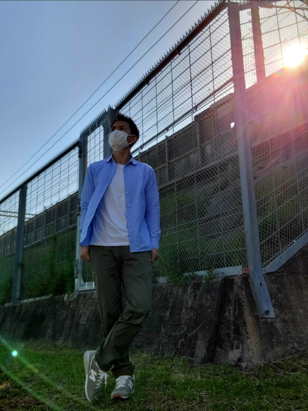 ブルー系のシャツ/ブラウス、グリーン系のカーゴパンツ、グレー系のスニーカーを着用したメンズの春コーディネートの2枚目の写真