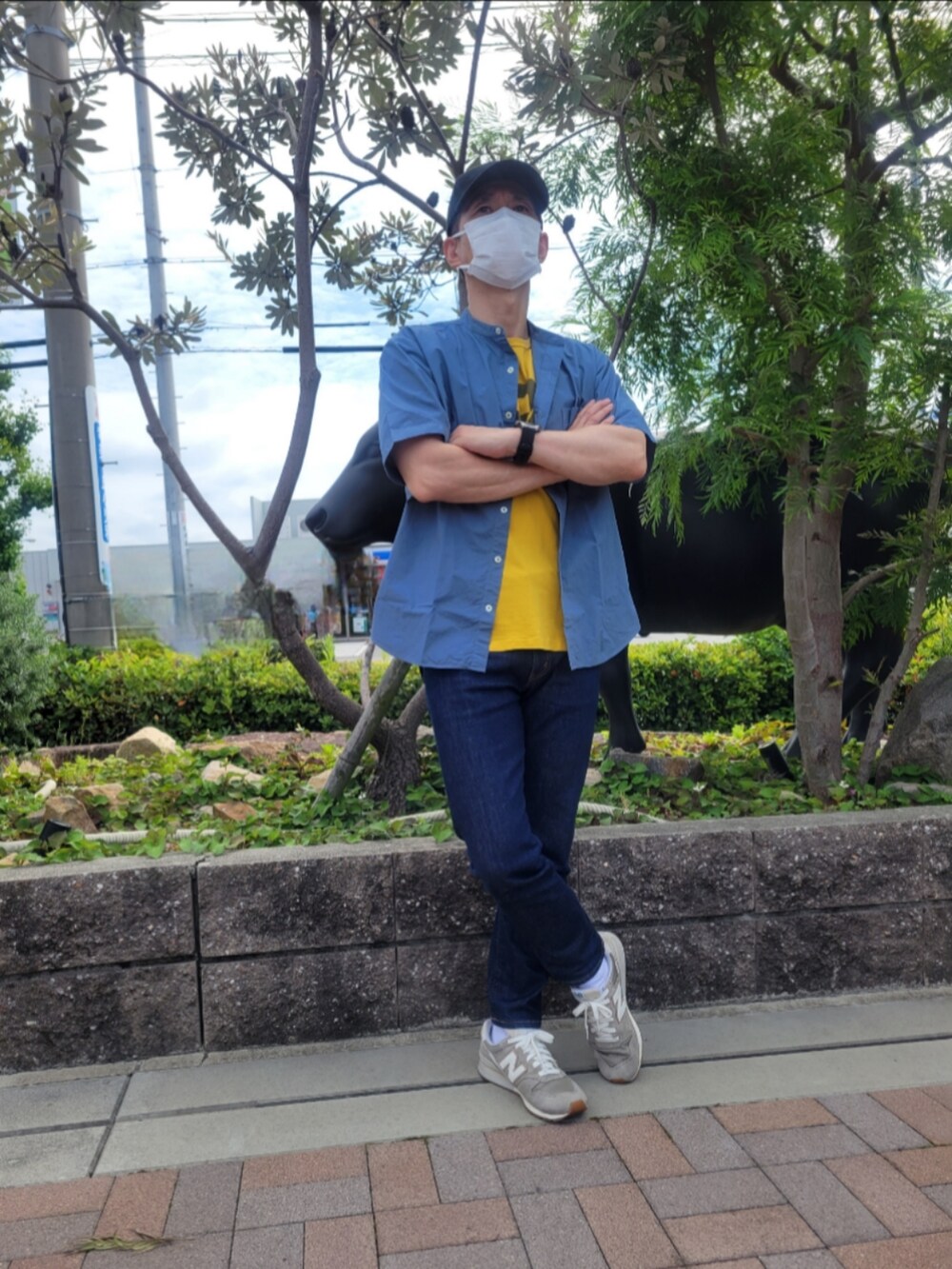 ブルー系のシャツ/ブラウス、イエロー系のTシャツ/カットソー、ブルー系のデニムパンツを着用したメンズの夏コーディネートの2枚目の写真