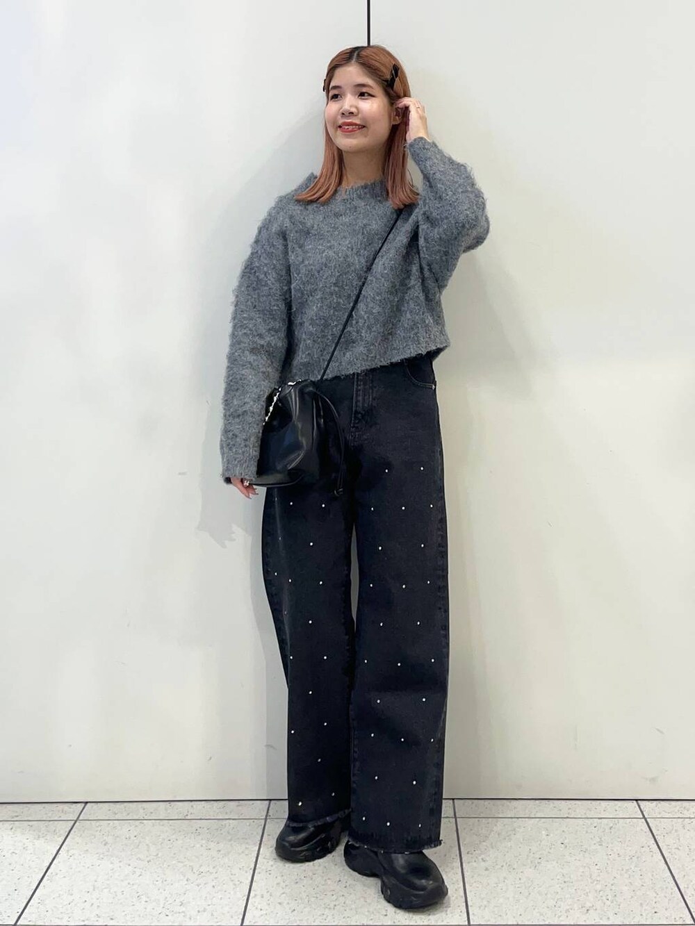 「着痩せ・細見え、差し色コーデ、ブーツ、ヘアアクセサリー、LOWRYS FARM、ローリーズスタイル_LOWRYS FARM、公認インフルエンサー_LOWRYS FARM、大人女子カジュアル_LOWRYS FARM、コート、デニムパンツ、ショルダーバッグ」|「LOWRYS FARMのステンレス*1Pリング 273238(リング、ゴールド系)」を使った、aiさん(レディース・162cm)の冬コーディネートの4枚目の写真